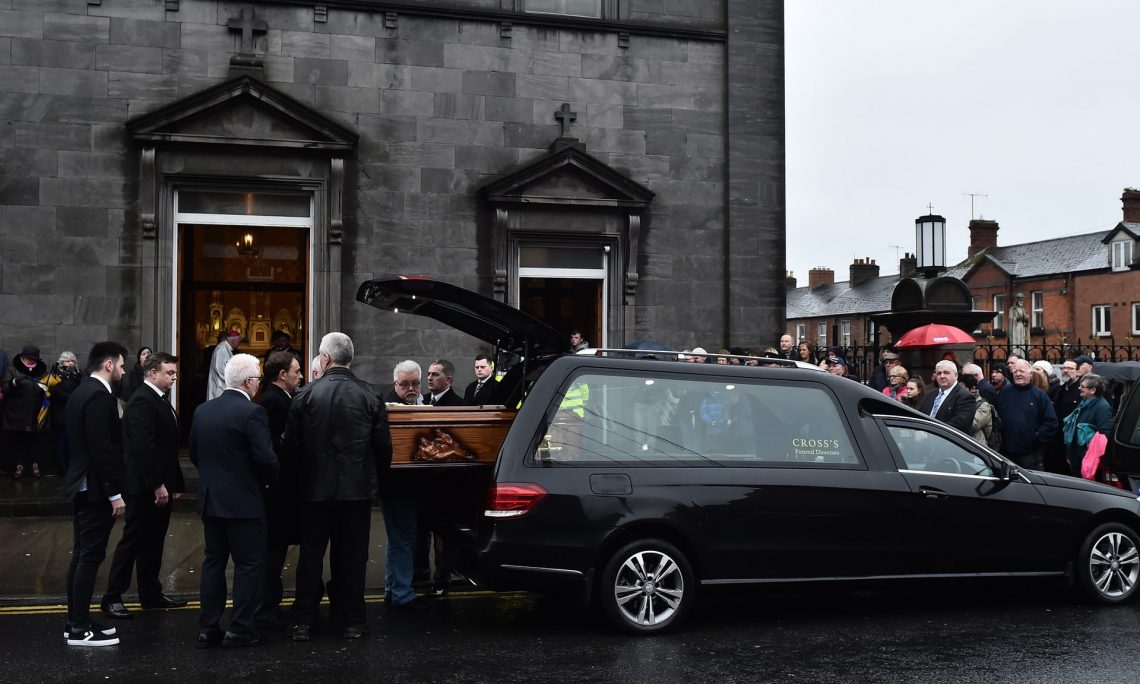 Χιλιάδες άνθρωποι είπαν αντίο στην Dolores O’ Riordan στην Ιρλανδία - Roxx.gr