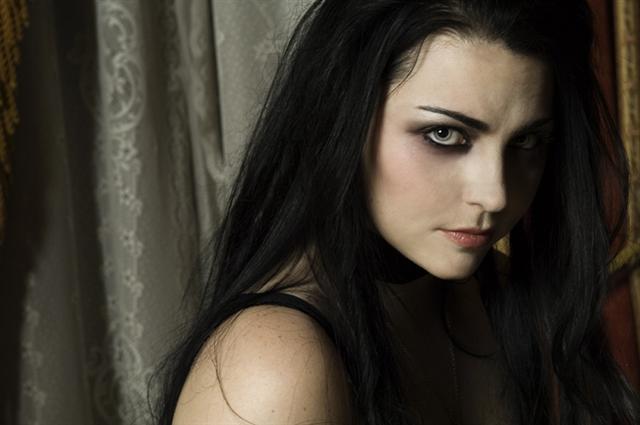 Η συγνώμη του Rock is Dead στην Amy Lee των Evanescence