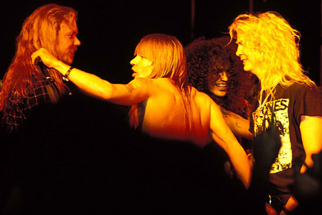 Όταν ο Hetfield κάηκε στη σκηνή και ο Axl Rose «έχασε» τη φωνή του