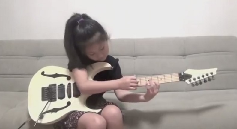 Δείτε μια 8χρονη να «θερίζει» στην κιθάρα