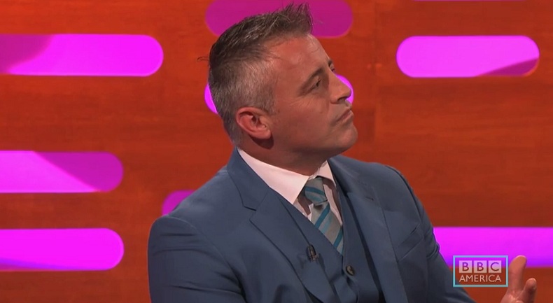 Ο Matt LeBlanc έδειξε ξανά την τεχνική του «Smell The Fart» από τα Φιλαράκια