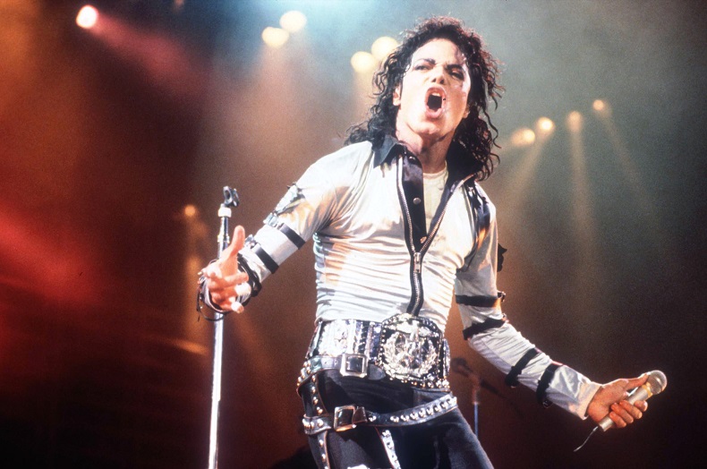 O Michael Jackson βγάζει τα καλύτερα ποπ τραγούδια ακόμα και πέντε χρόνια μετά τον θάνατο του