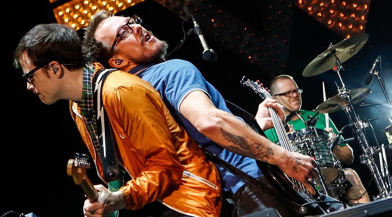 O ντράμερ των Weezer έπιασε ένα φρίσμπι στον αέρα την ώρα που έπαιζε (ντραμς)