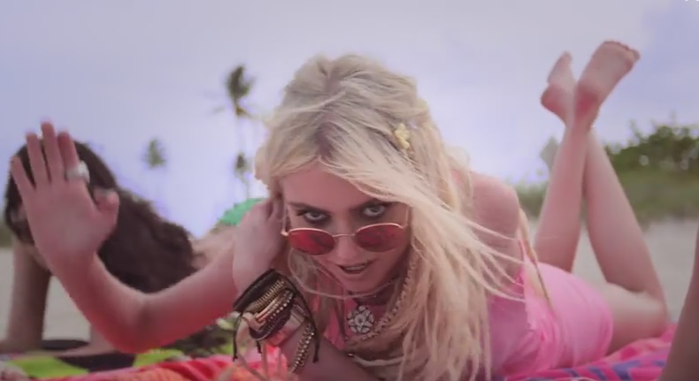 Στο νέο βίντεο των Pretty Reckless η Taylor Momsen δεν είναι γυμνή