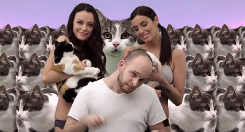 Γυμνές γυναίκες και γάτες σε ένα από τα καλύτερα βίντεο κλιπ που είδαμε τελευταία