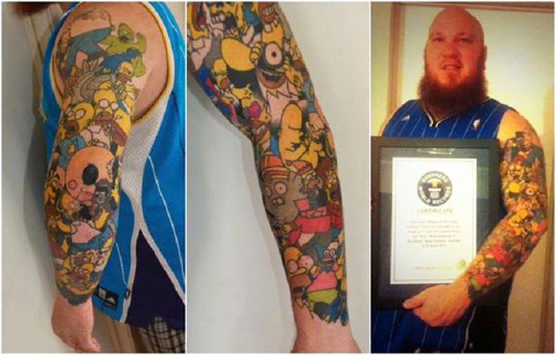 Αυτός ο τύπος έχει 41 τατουάζ του Homer Simpson
