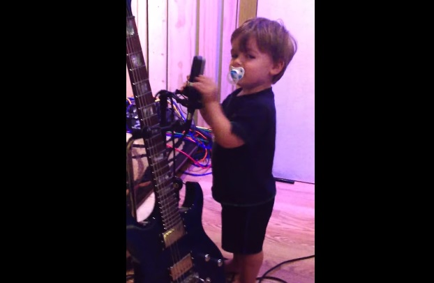 Αυτός είναι ο μικρότερος τραγουδιστής heavy metal!