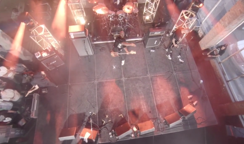 Μπασίστας κατέρριψε ιπτάμενη κάμερα σε συναυλία