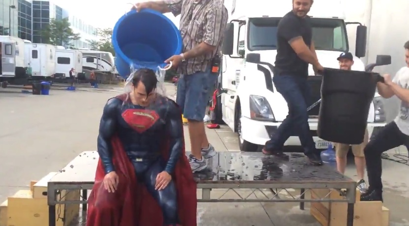 Ο Superman αντέχει όχι μόνο ένα, αλλά έξι ice bucket challenge!
