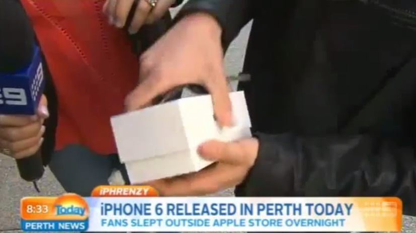 Ο πρώτος κάτοχος του νέου iPhone στην Αυστραλία στάθηκε μπροστά την κάμερα και φυσικά του έπεσε! 