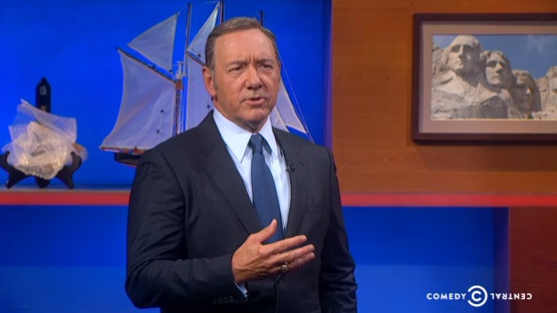 Ο Κέβιν Σπέισι «ντύθηκε» Φρανκ Άντεργουντ στο Colbert Report