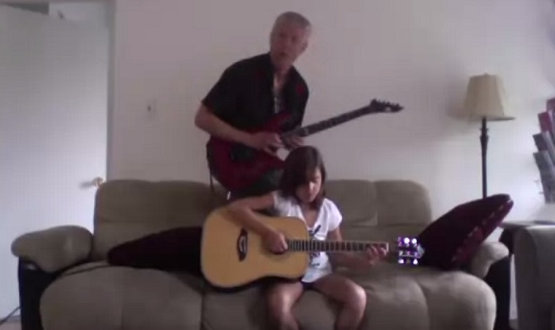 Πατέρας κάνει εντυπωσιακό videobombing στην κόρη του που παίζει κιθάρα