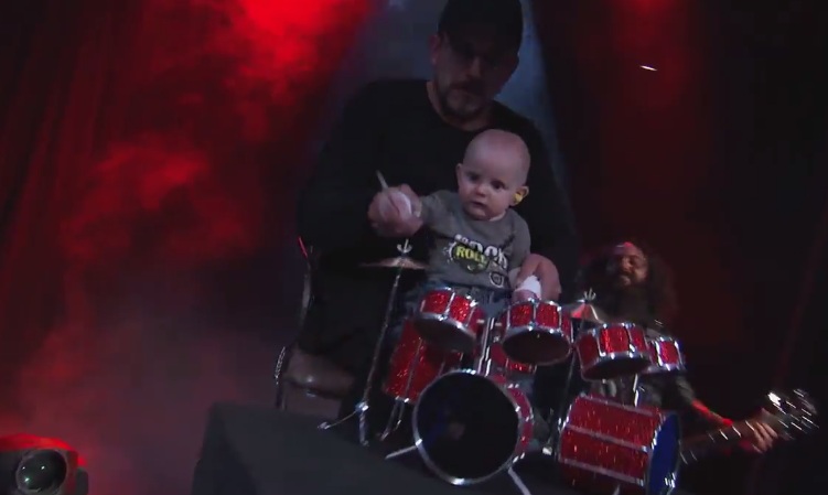 Το μωρό που παίζει Pantera στα ντραμς έδωσε ρεσιταλ στην τηλεόραση