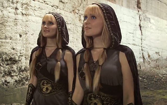 Οι δίδυμες ξανθιές με τις άρπες διασκευάζουν το Bard’s Song των Blind Guardian