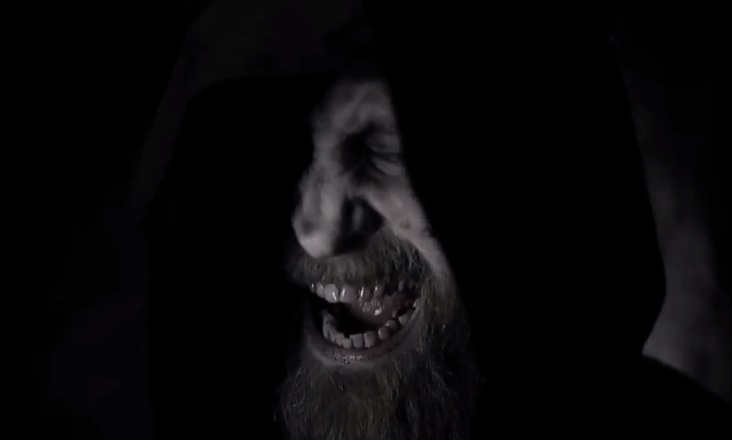 Ο Nick Holmes είναι ένας σατανικός καλόγερος στο νέο βίντεο των Bloodbath