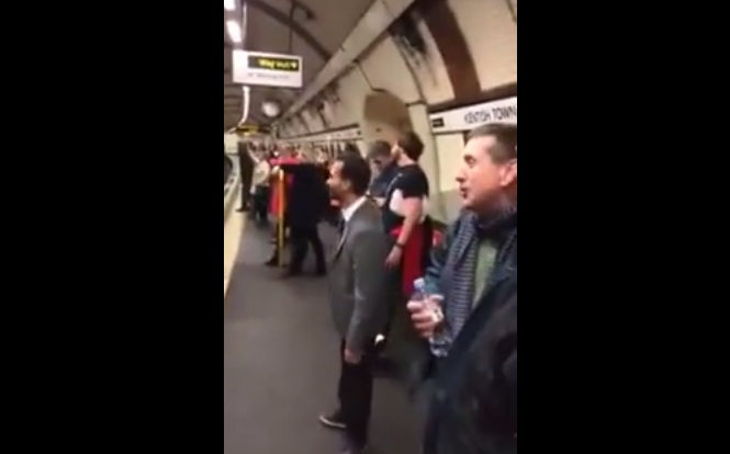 Οι άνθρωποι που περιμένουν το μετρό στο Λονδίνο το διασκεδάζουν