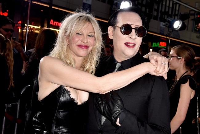 Η Courtney Love δίνει στον Marilyn Manson τρία λεπτά για να κάνουν sex και τσιγάρο