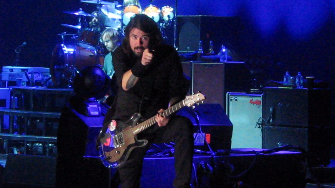 O Dave Grohl γκρεμοτσακίστηκε πάλι από τη σκηνή που έπαιζαν οι Foo Fighters - Roxx.gr