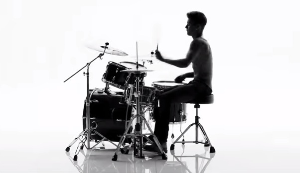 O Justin Bieber παίζει ντραμς στο Whiplash…