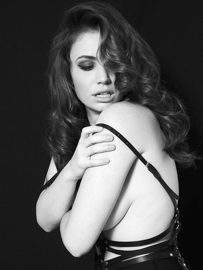 Sophie-Simmons-Black-And-White-Covered-Topless-In-Galore-Magazine-02-675x900