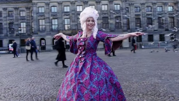 Η Anneke είναι μια μικρή Ολλανδέζα στο νέο βίντεο των Gentle Storm