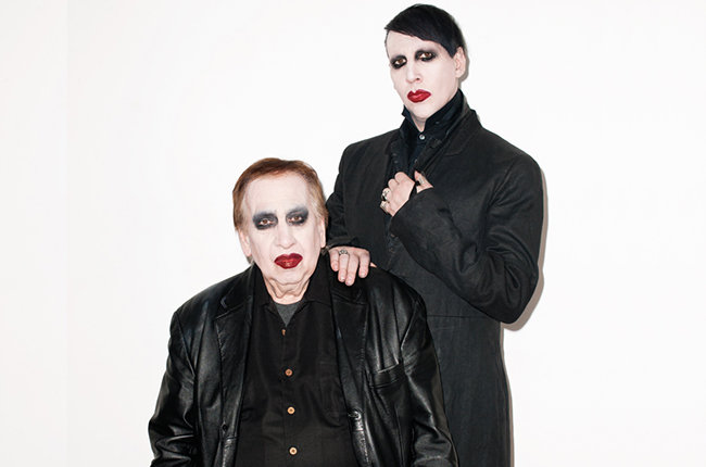 Να εδώ ο Marilyn Manson ποζάρει με τον μακιγιαρισμένο πατέρα του