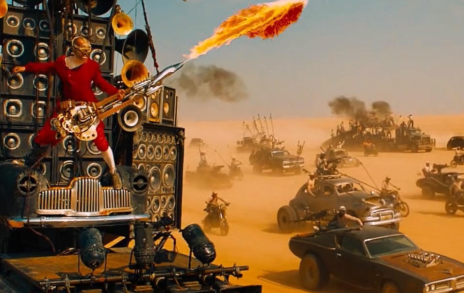 Όλες οι σκηνές του κιθαρίστα που πετάει φλόγες από το Mad Max: Fury Road