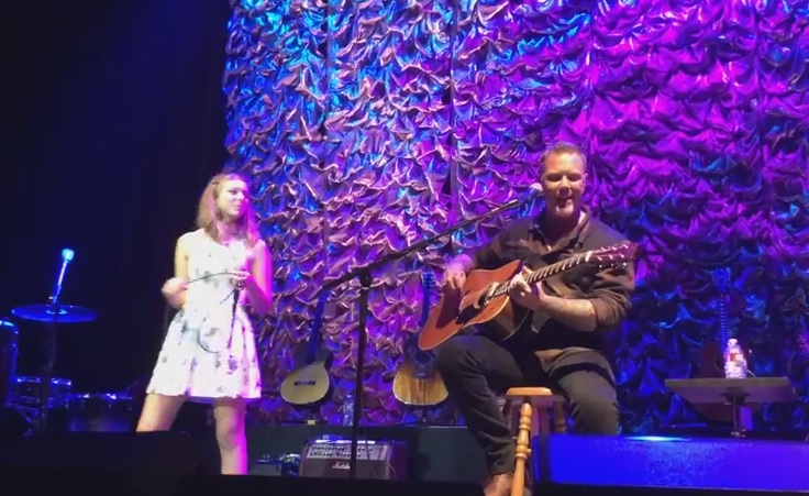 Ο James Hetfield παίζει κιθάρα και η 16χρονή κόρη του τραγουδάει Adele