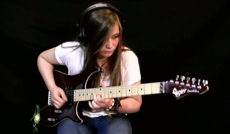 16χρονη παίζει εκπληκτικά το Master of Puppets στην κιθάρα