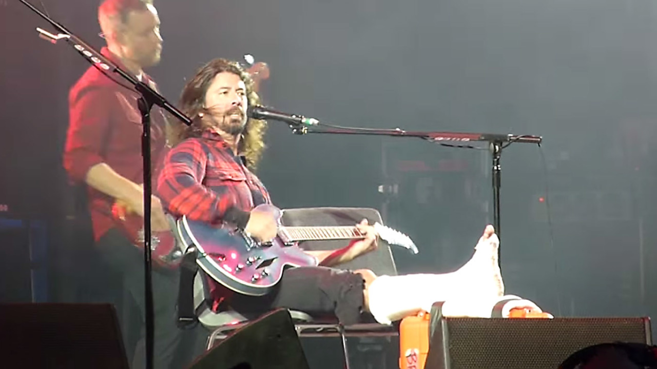 Ο Dave Grohl έσπασε το πόδι του στη σκηνή, έβαλε γύψο και συνέχισε τη συναυλία