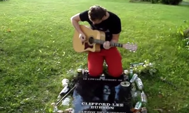 Συγκλονιστικό βίντεο με τύπο που παίζει το “To live is to Die” στο σημείο που σκοτώθηκε ο Cliff Burton