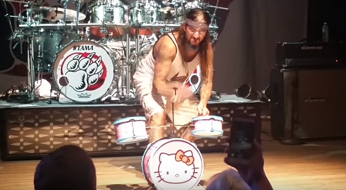 Ο Portnoy παίζει ζωντανά με τα ντραμς Hello Kitty