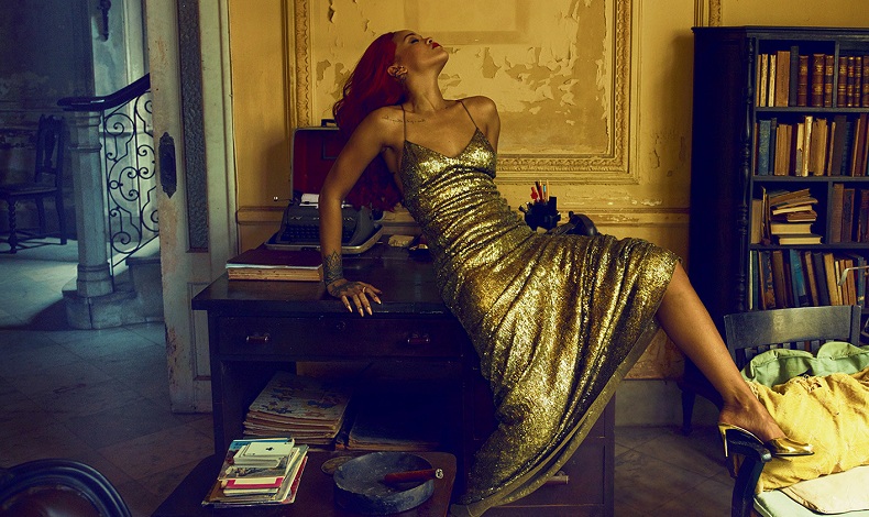 H Rihanna γυμνή με ψιλοτάκουνες γόβες στο κρεβάτι