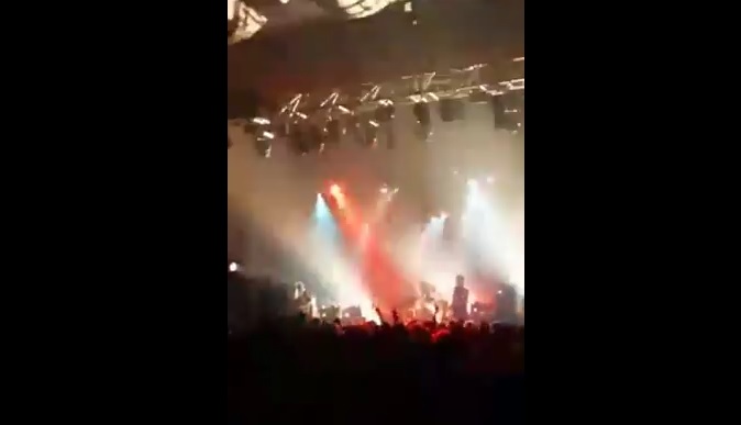 Βίντεο μέσα από το Bataclan την ώρα που έπαιζαν οι Eagles of Death Metal λίγο πριν την επίθεση