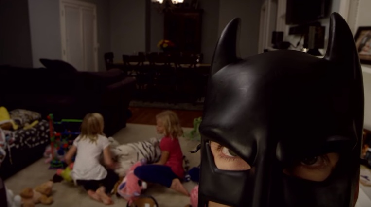 Ούτε ο... Batman δεν μπορεί να βάλει τα παιδιά του για ύπνο!