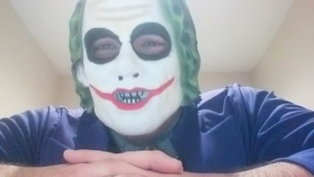 Συνέλαβαν άνδρα με μάσκα Τζόκερ που είχε φτιάξει βίντεο απειλώντας μουσουλμάνους