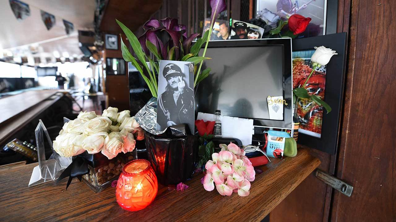 Φωτογραφίες: Έτσι τίμησαν τον Lemmy στο αγαπημένο του μπαρ
