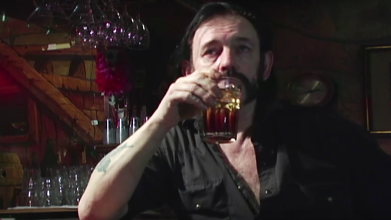 Στη μνήμη του Lemmy έτσι θα παραγγέλνουμε πλέον στα μπαρ (όχι στο Μπουρνάζι)