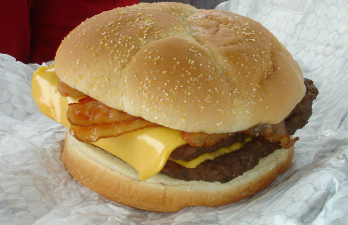 Μικρός θεούλης άλλαξε το όνομα του σε Bacon Double Cheeseburger