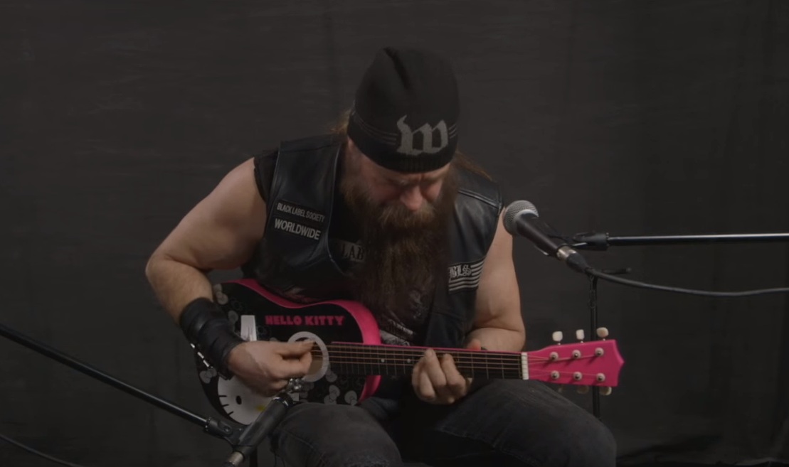 Ο Zakk Wylde παίζει Black Sabbath με κιθάρα Hello Kitty και είναι ότι πιο cool θα δεις σήμερα