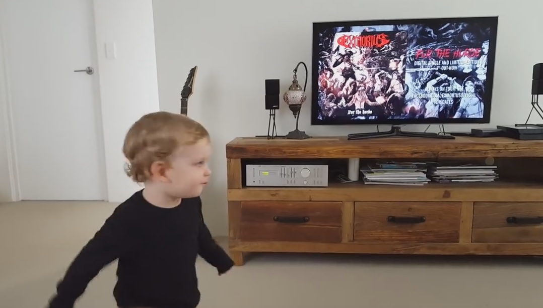 Απίστευτος πιτσιρικάς οργώνει το σαλόνι ακούγοντας heavy metal