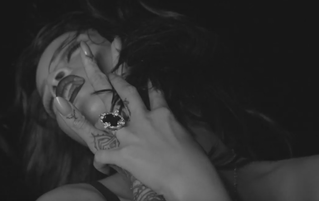 Με Death Metal logo η Rihanna στα βραβεία του MTV