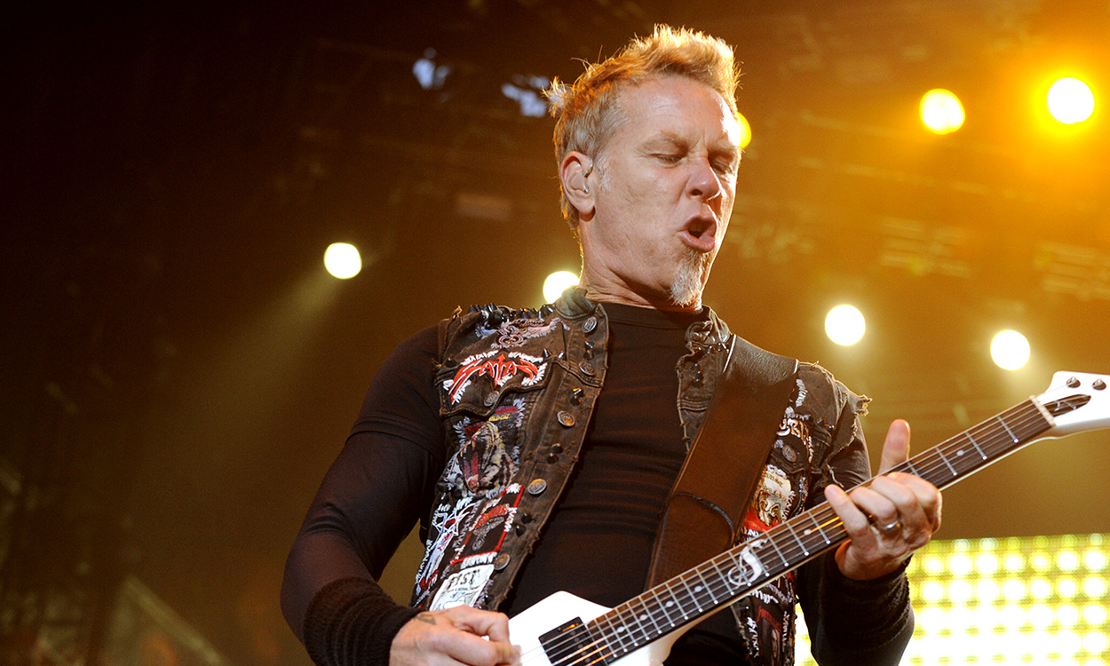 Πιο metal πεθαίνεις το ντύσιμο του James Hetfield στη σκηνή