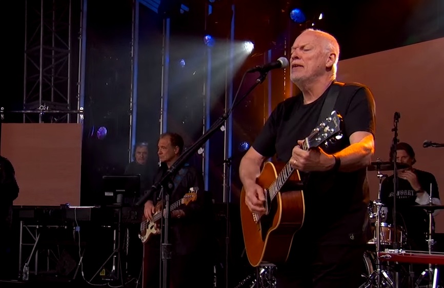 Μας κάνει πλάκα και μοιράζει ποιότητα ο David Gilmour στα 70 του!