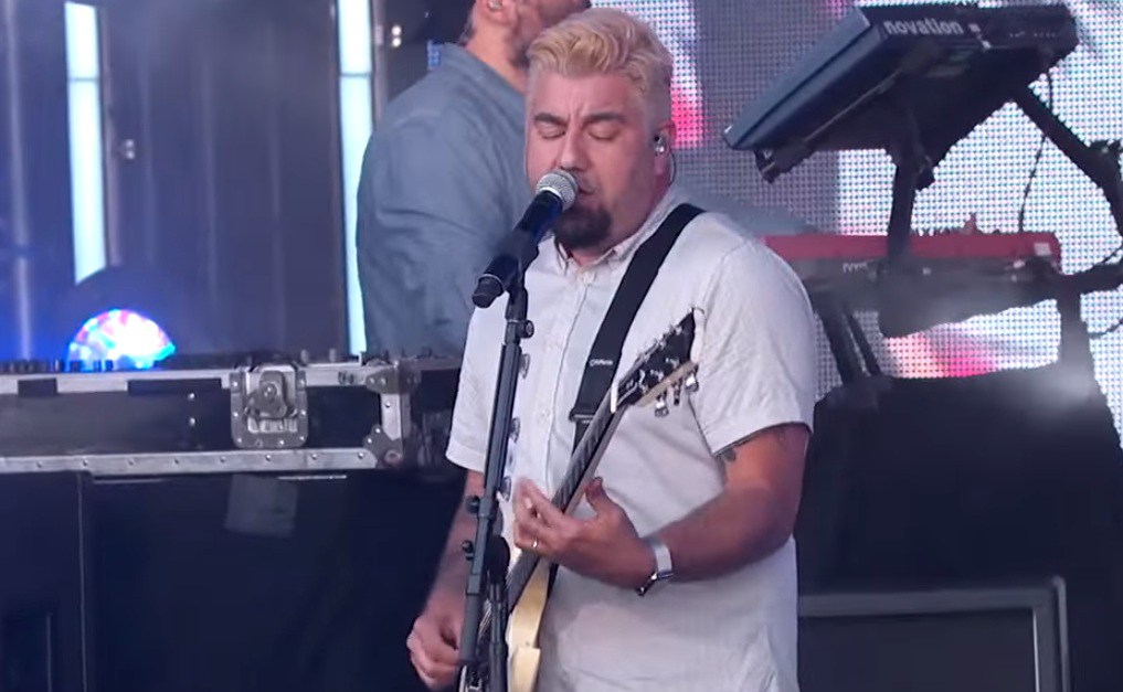 Οι Deftones έπαιξαν ζωντανά στον Jimmy Kimmel – Με ξανθό μαλλί ο Chino