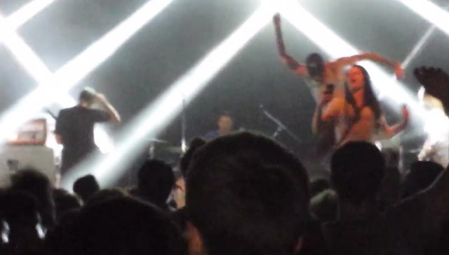 Τραγουδιστής punk συγκροτήματος κλώτσησε γυναίκα που τράβαγε selfie πάνω στη σκηνή