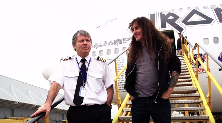 Η προσγείωση του αεροπλάνου των Iron Maiden είναι κάτι που πρέπει να δείτε