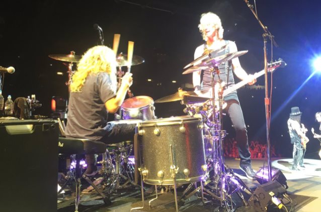 O Steven Adler έπαιξε με τους Guns N' Roses για πρώτη φορά από το 1990
