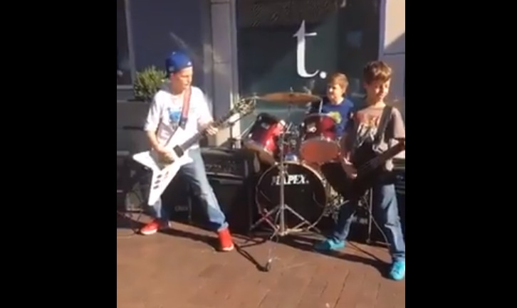 Απίστευτοι πιτσιρικάδες παίζουν Metallica έξω από εμπορικό κέντρο
