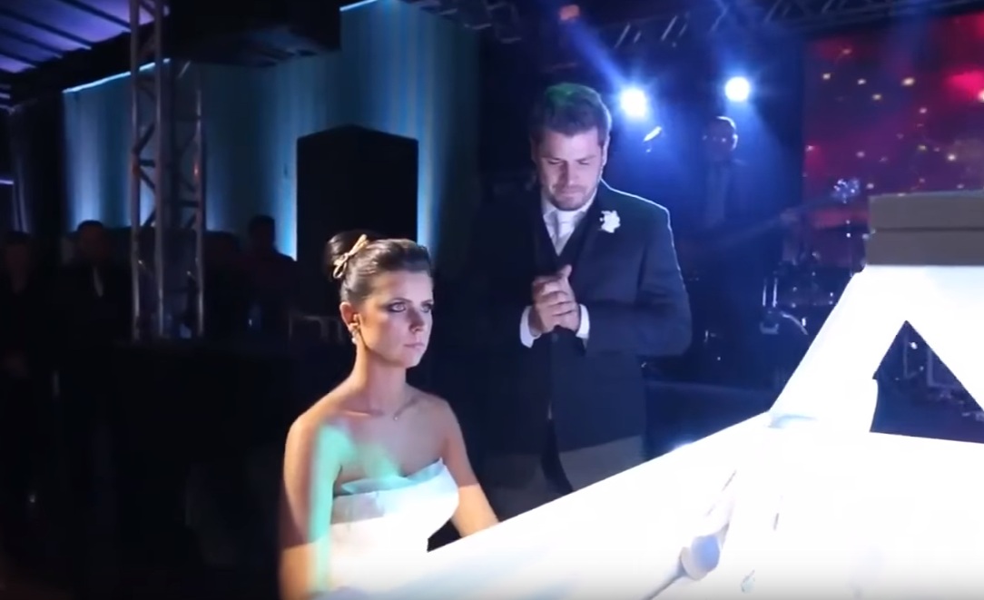 Νύφη υποδέχεται τον γαμπρό παίζοντας το Fear of The Dark στο πιάνο